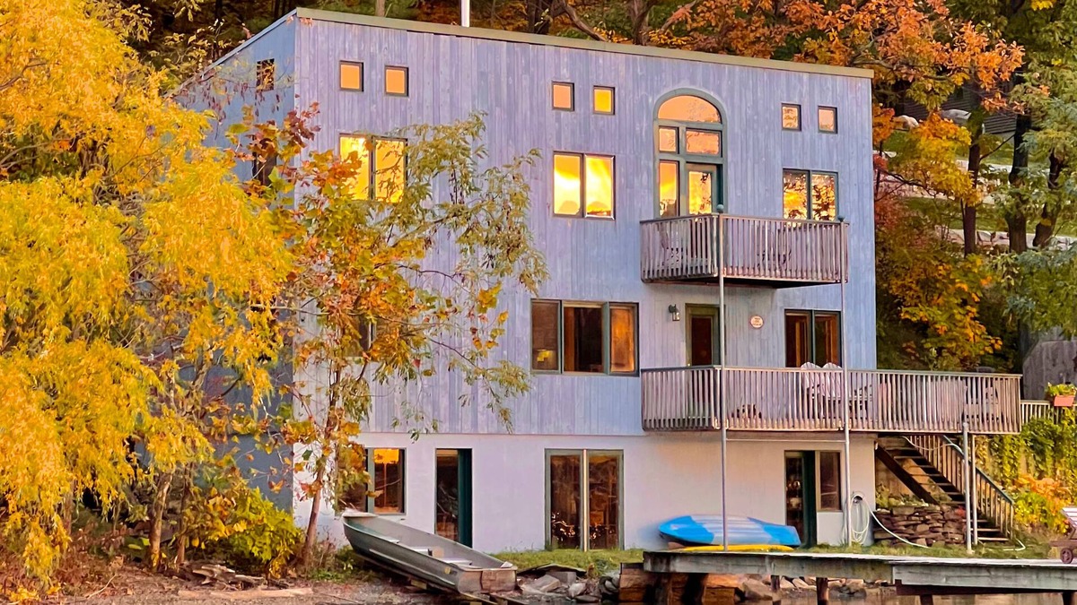 Hammondsport Cottage | Keuka Cottage ✧ Handcrafted Beauty on Lake's Shore — sunsets, fire pit, kayaks!