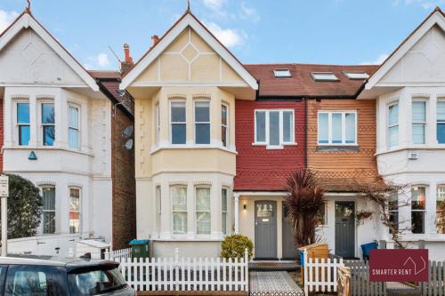 Kew Apartment | Kew Village- Modern Pets Welcome 3Bed
