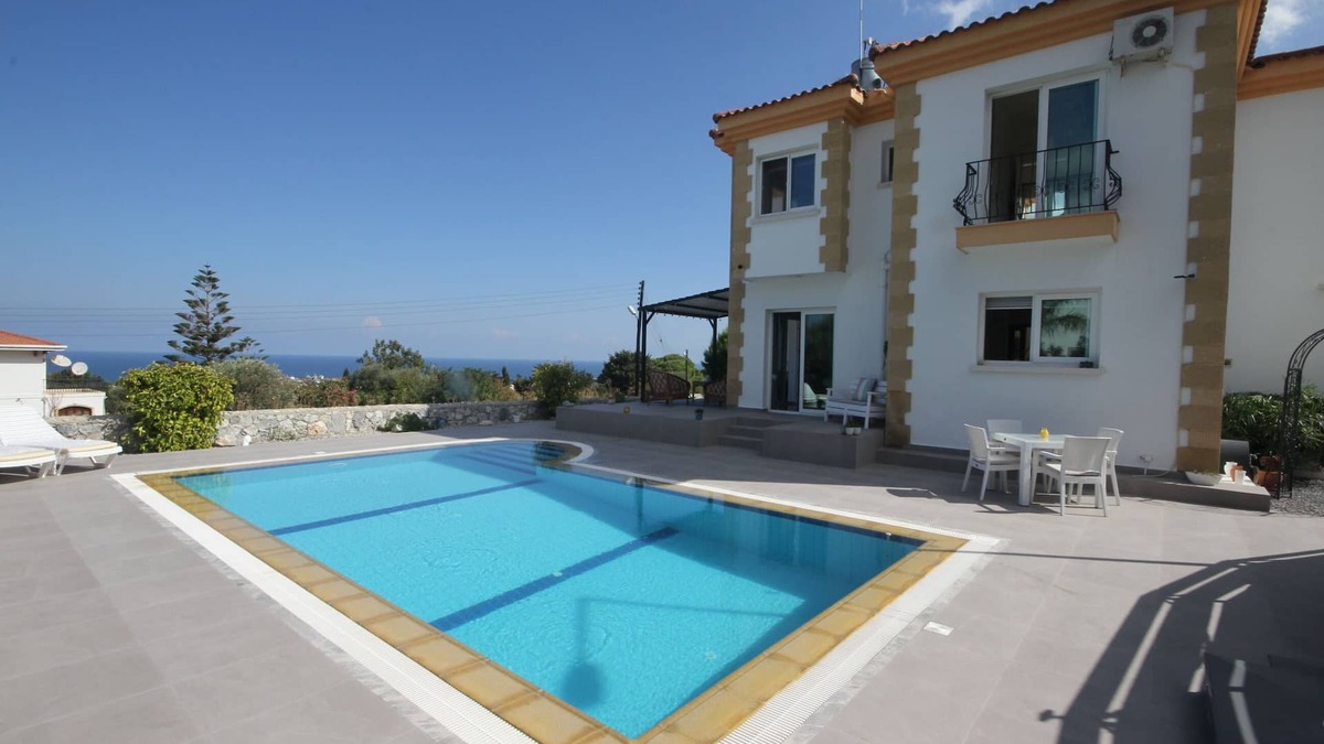 Karsiyaka Villa | Kick back and relax in this calm, stylish space. New for Summer 2024.