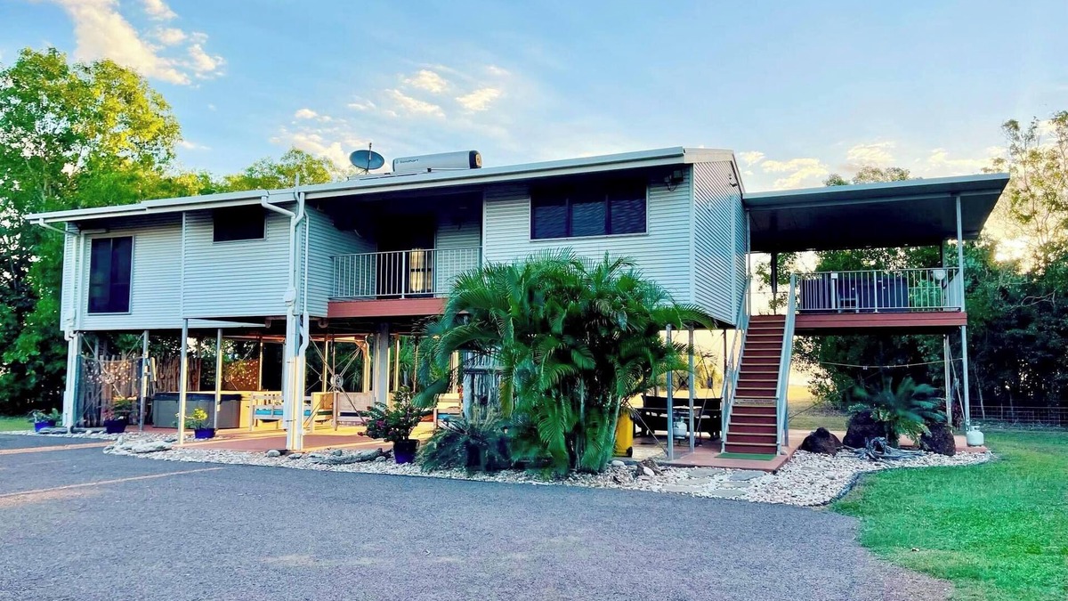 Dundee Beach House | Kick n Back House, with 2 spas, sleeps 8 comfortably with ocean views and WiFi