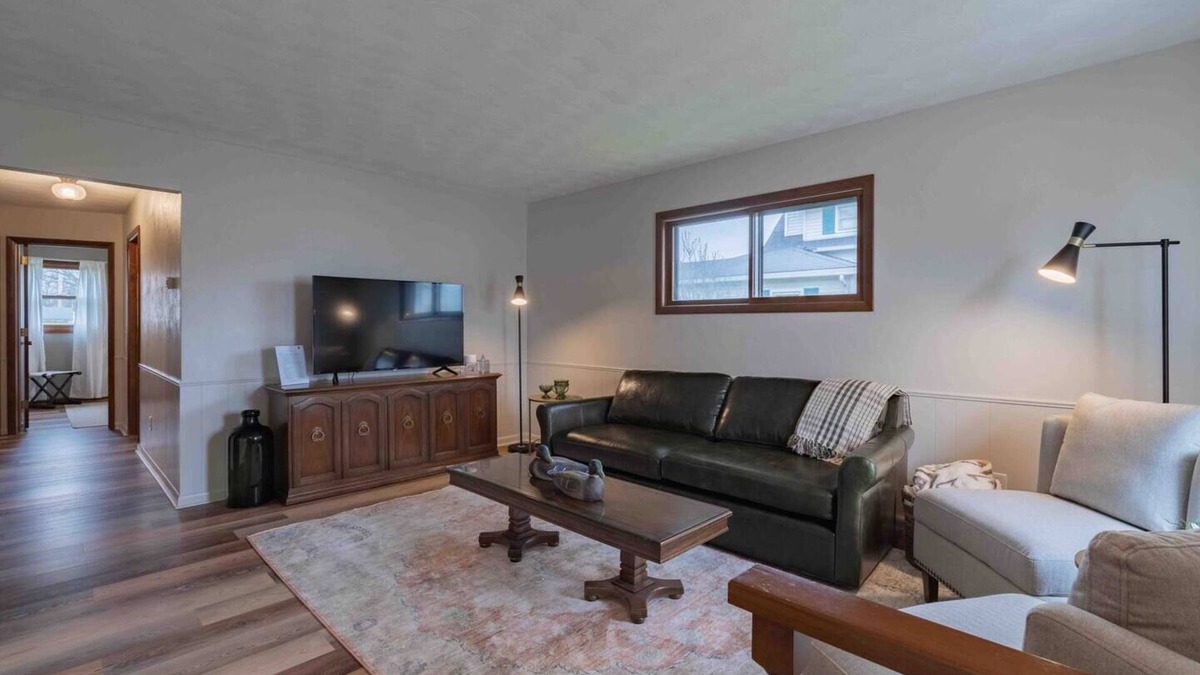 Van Wert House | Kick off your shoes and relax with the whole family at this peaceful 1970’s ranch