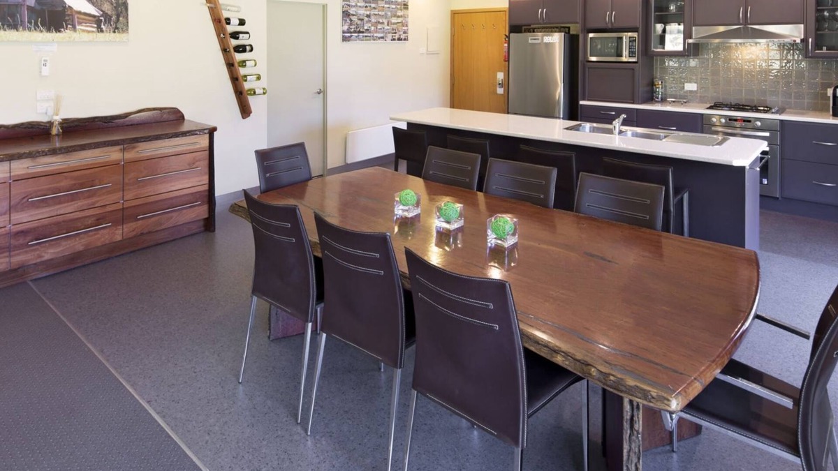 Lake Crackenback Ski Chalet | Kickenback Chalet - 2BR Chalet l Gym l Indoor Pool l Tennis Court l WiFi l Air-Con