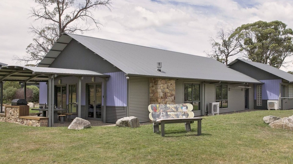 Lake Crackenback Cabin | Kickenback Lodge - 3BR Lodge l Gym l Indoor Pool l Tennis l WiFi l Air-Con