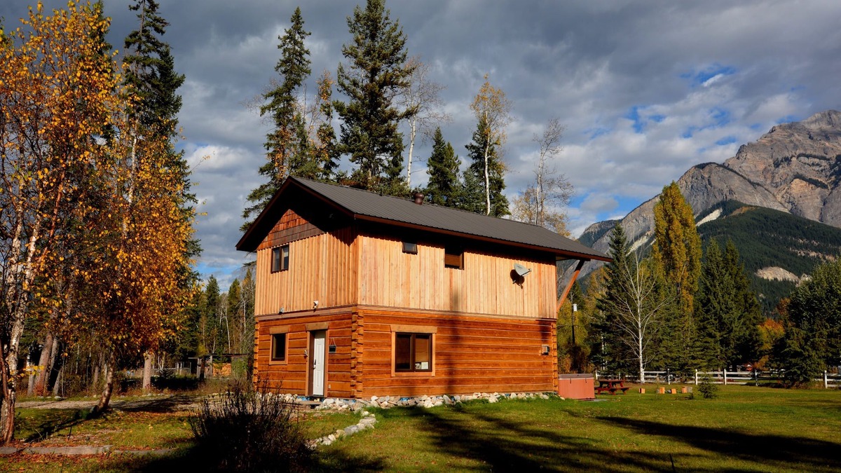 Blaeberry Cabin | Kicking Horse Kabins - LUXURY LOGHOME WITH HOT TUB