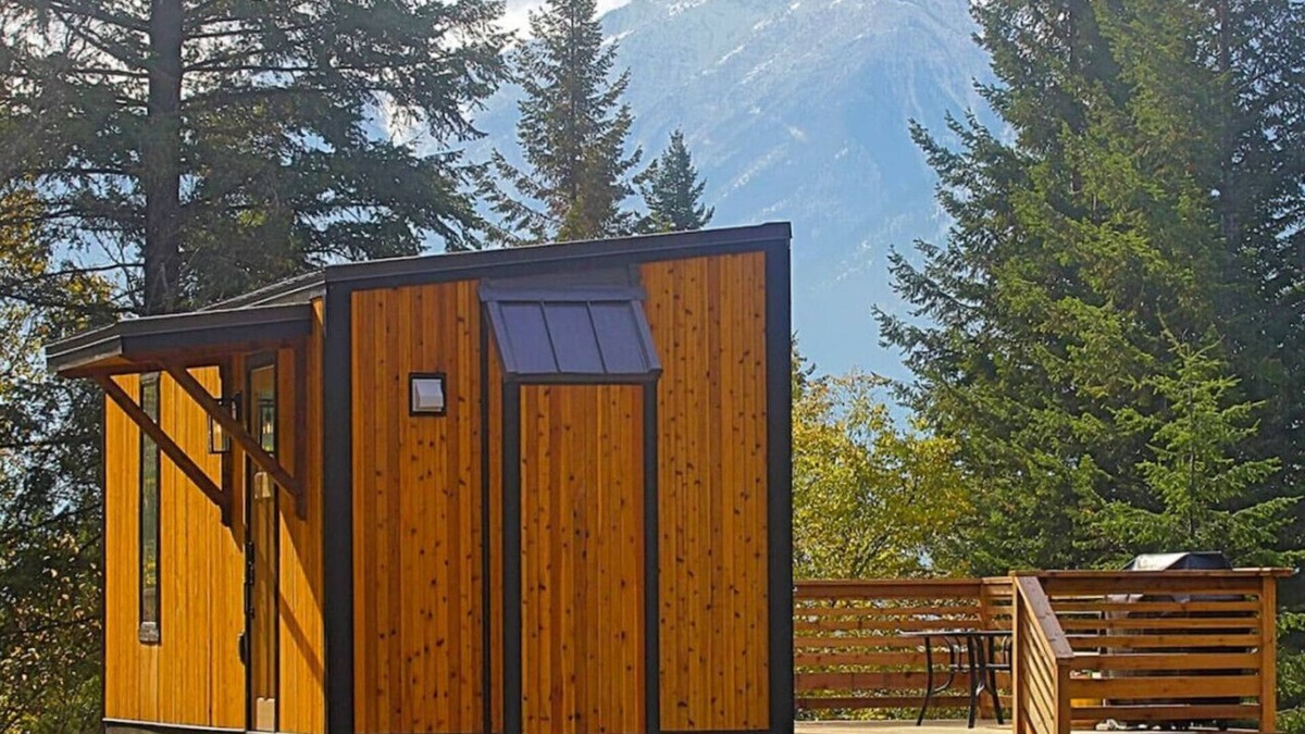 Golden House | Kicking Horse Tiny House WIFI SAUNA HOT TUB VIEWS
