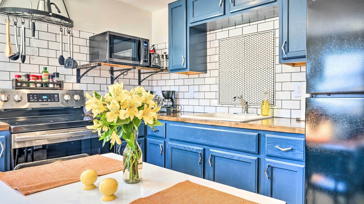 Fairfax House | Kid-Friendly House ~ 8 Mi to Cedar Rapids!
