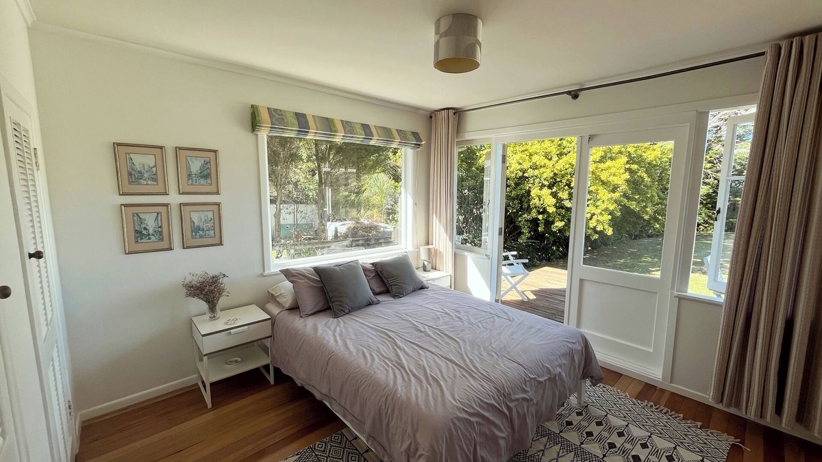 Pakiri House | Kid (& Parent) friendly Kiwi Bach. Large garden, Parkiri Beach minutes away.