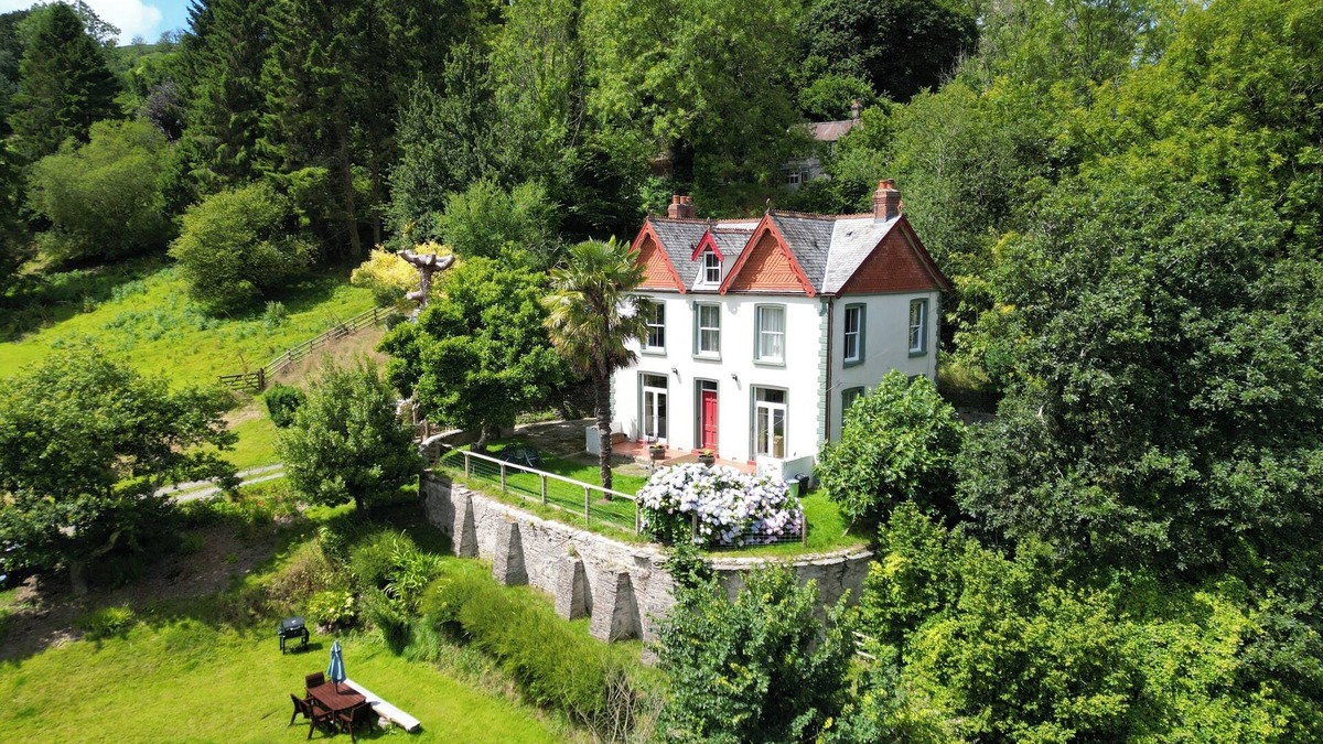 Ilfracombe House | Kids, Pets & Relaxation – Acres of Fun & Freedom