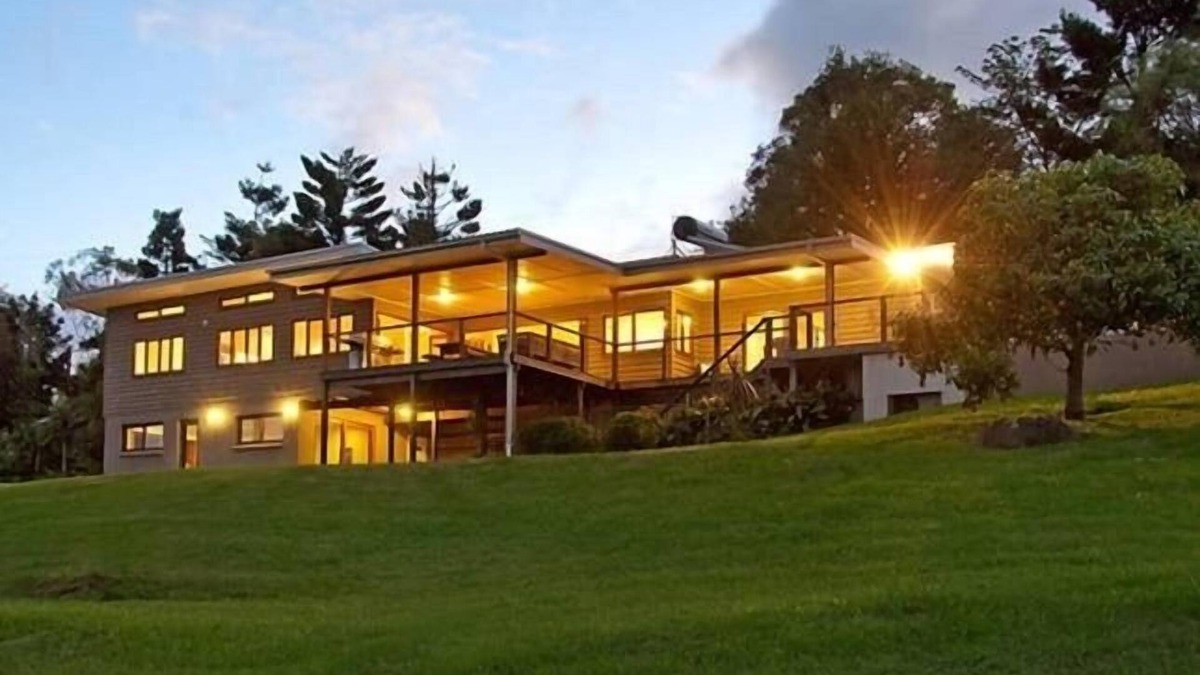 Federal House | Kieta Luxury Accommodation https:/www.youtube.com/watch?v=9U8a5ifm7j8&t=9s