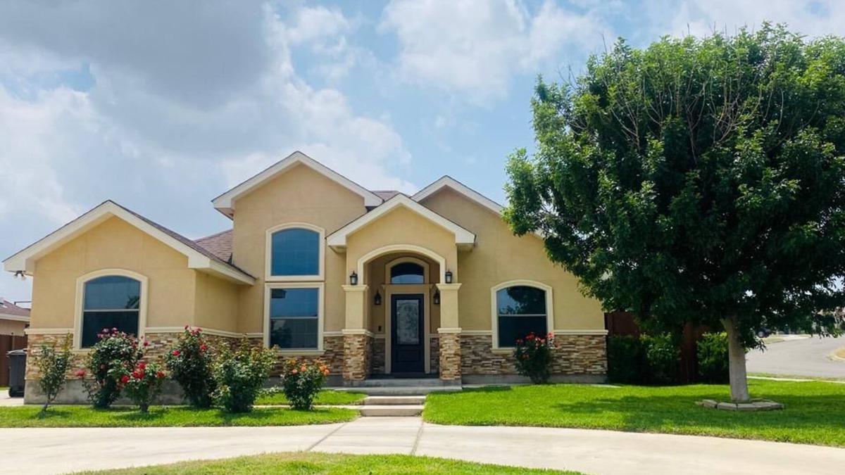 Eagle Pass House | Kika’s House-Lovely 4 Bedroom Home, Entertainment Patio, newly furnished