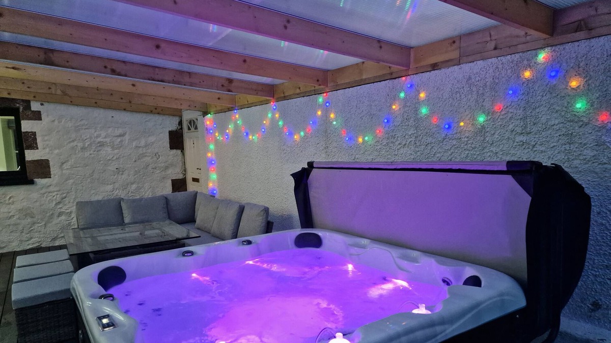 Ullapool House | Kildonan House village centre sleep 8 with hot tub