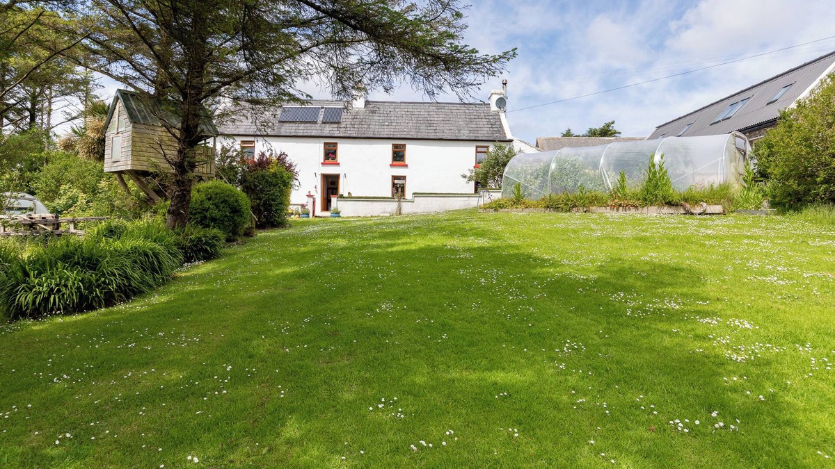 Murroogh House | Kilfarboy House - Renovated Farmhouse!