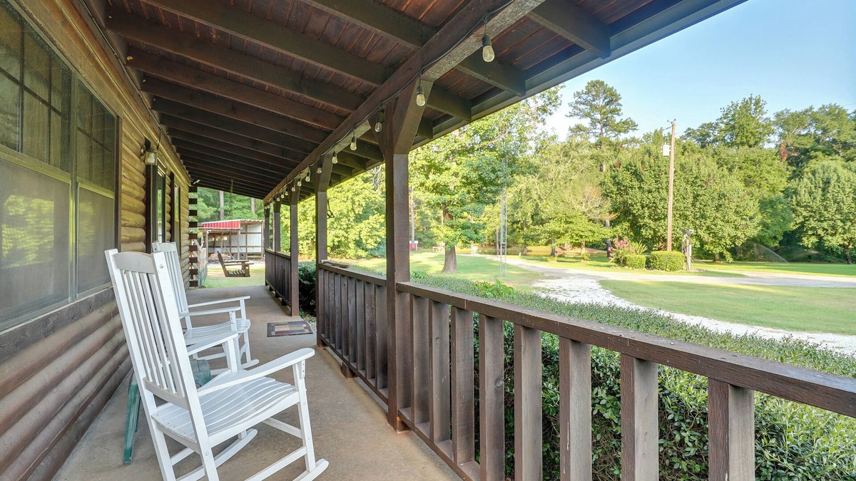 Kilgore Cabin | Kilgore Gem: Pet-Friendly Cabin w/Duck Pond!