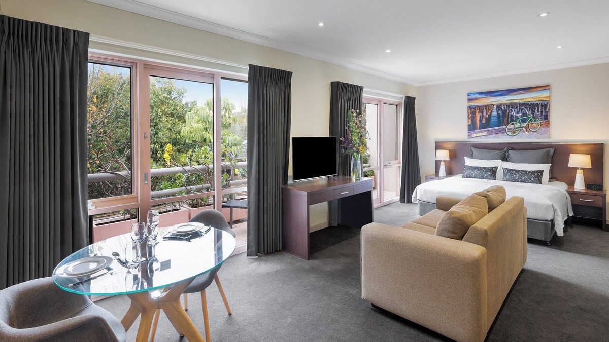 St. Kilda East Hotel | Kimberley Gardens Hotel & Serviced Apartments