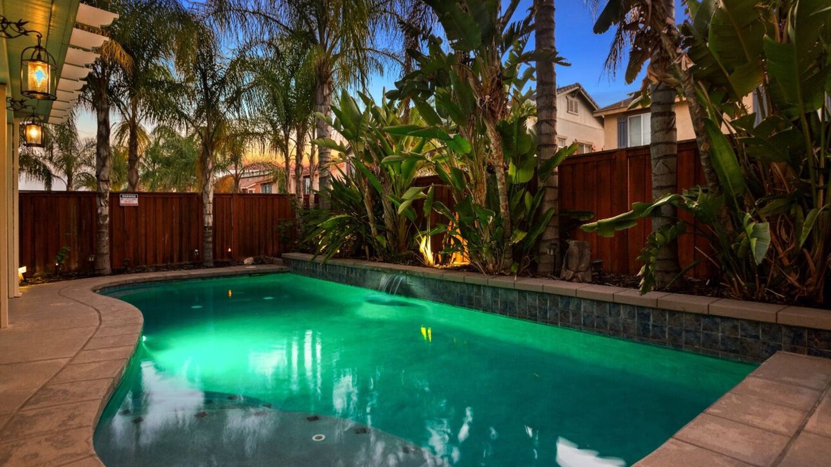 Lake Elsinore House | Kimberlys Amazing Palm Resort Salt Water Pool New 14 person Spa & Fire Table!