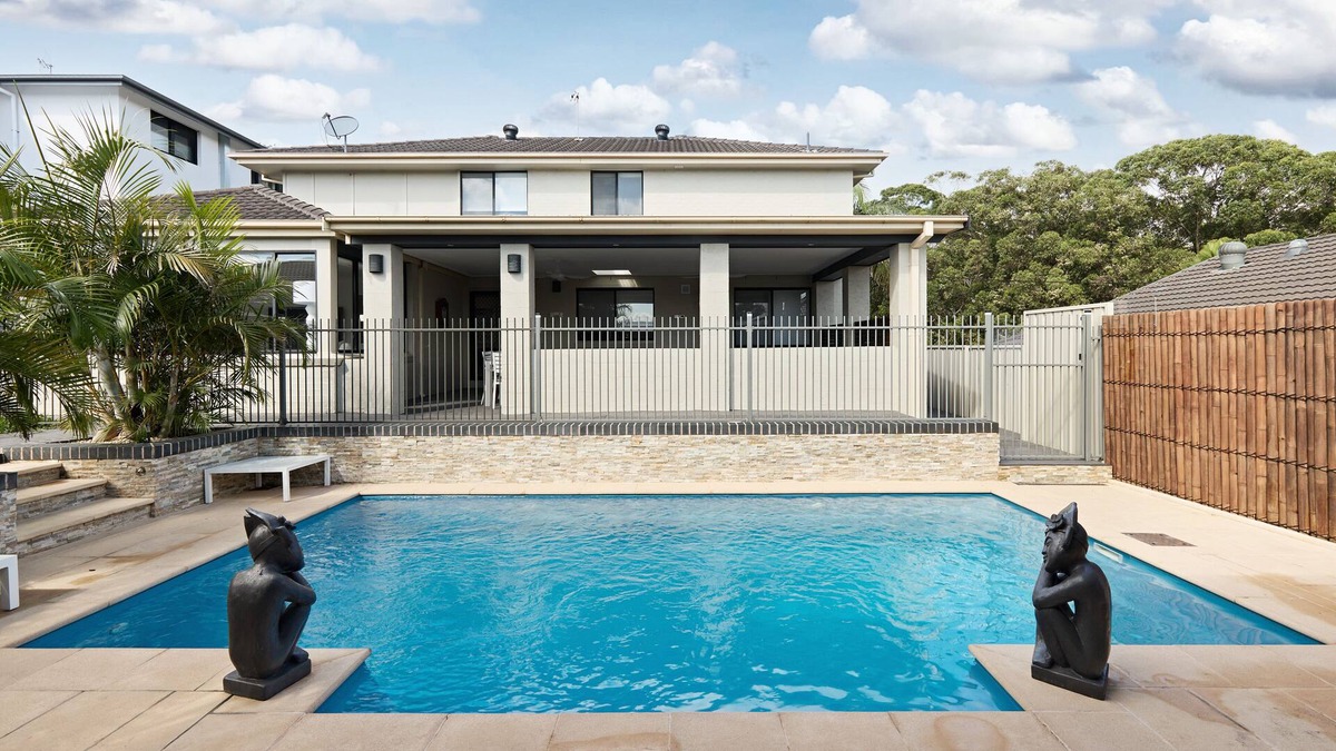Forresters Beach House | KINARA - BRAND NEW 5 Bedrooms, POOL, Walking distance to beach
