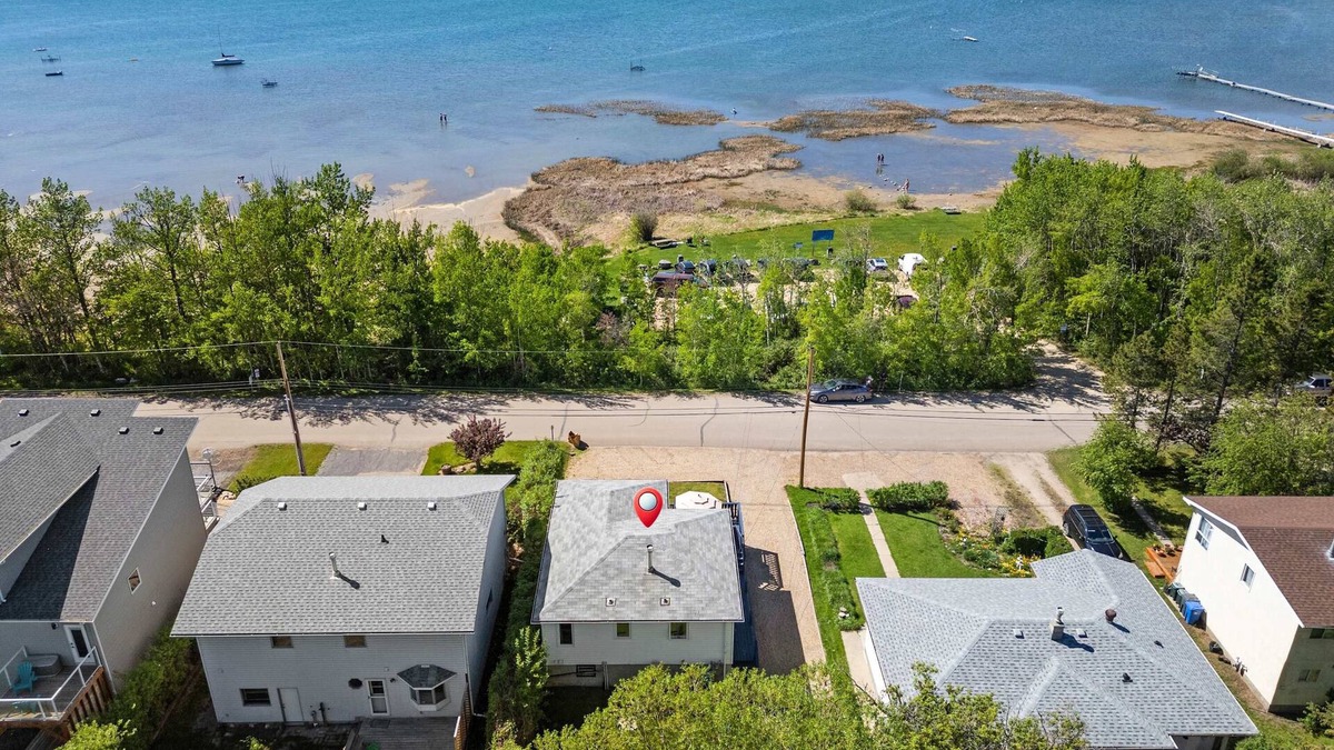 Sylvan Lake House | Kinepik Cottage | Sunroom + Beach Access