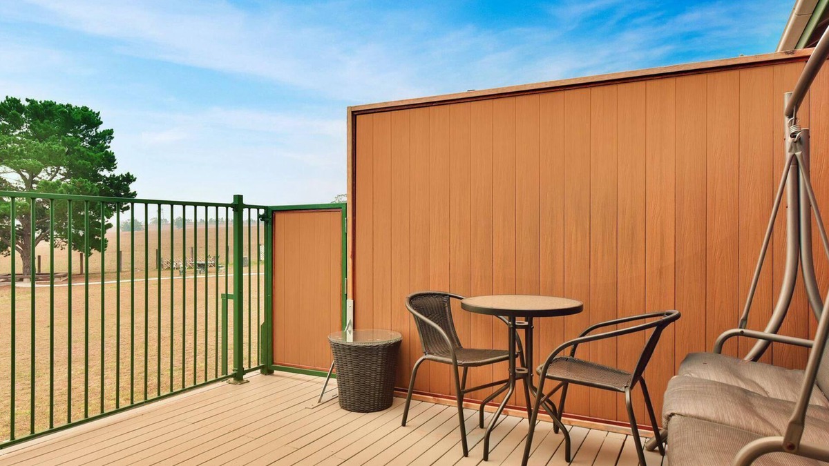 Pokolbin Apartment | King 1 - you can honestly walk to Bimbadgen and Hope Estate concerts