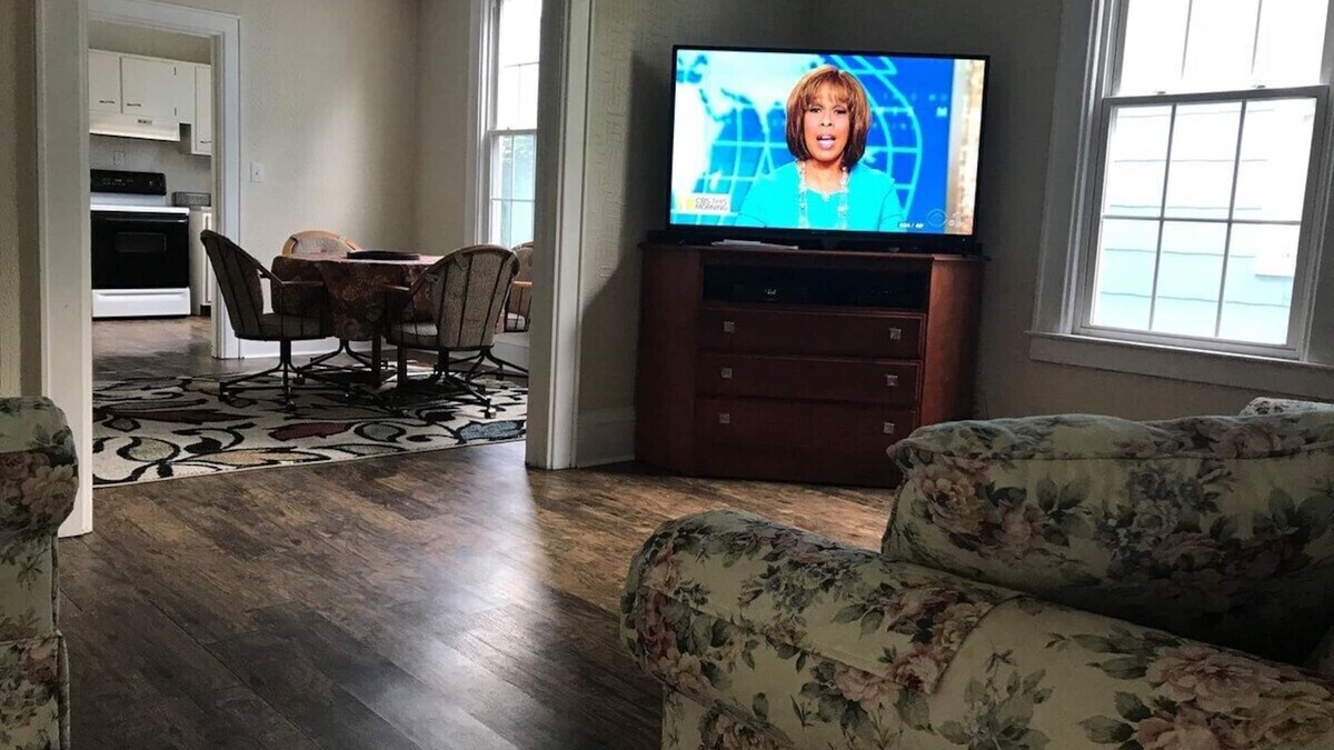 South Charleston House | King & 2 Queens 55” Smart TV cable Convenient
