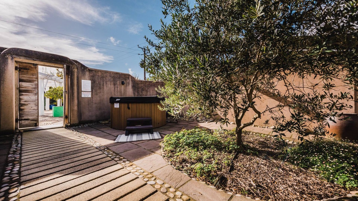 St Austell Bed & Breakfast | King-Apartment-Ensuite-The Hiding Places -Cranny