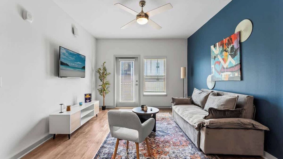 Bay Lake Apartment | King Apt w/Pool View & Gym Pet Friendly Near Parks