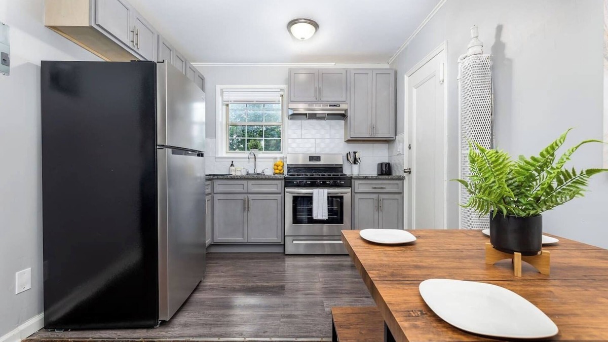 East Hartford Apartment | King Bd - Entire Apt - Hartford