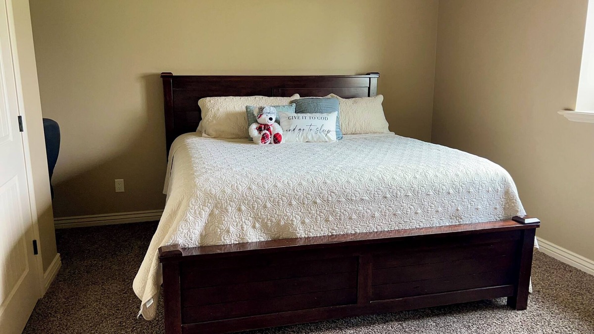 Hooper House | KING bed, 2-bedroom, full kitchen, pickleball, park. Private, spacious basement.