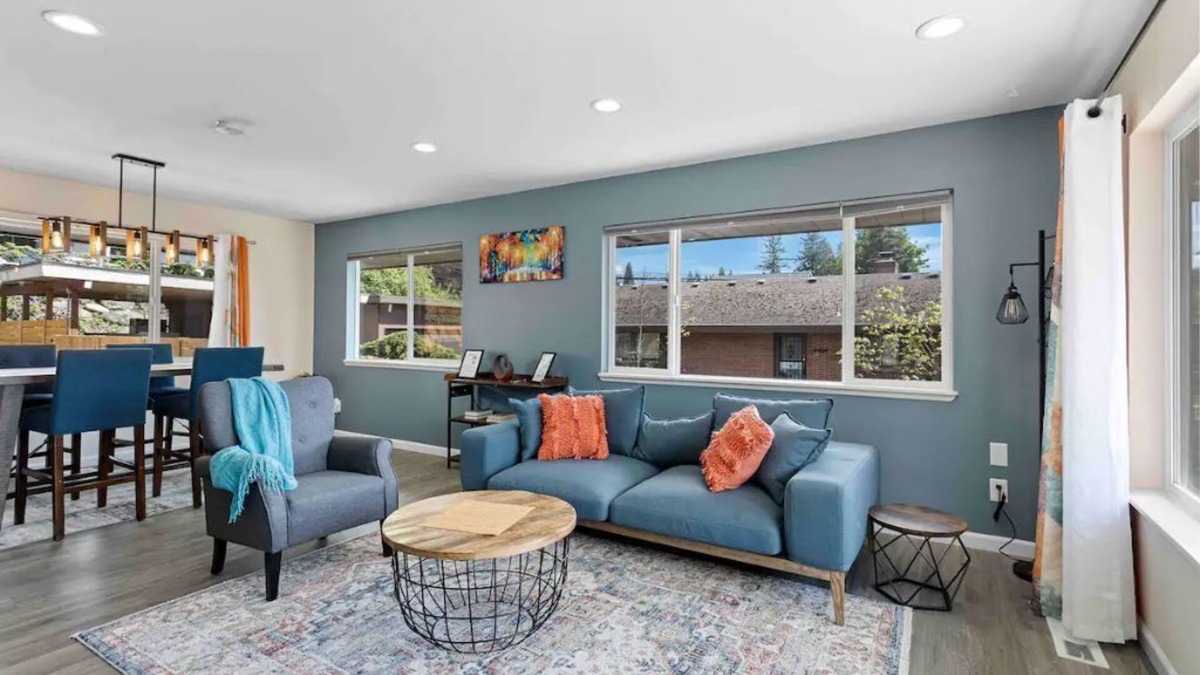 Kent Apartment | King bed 2BR house east of downtown Kent