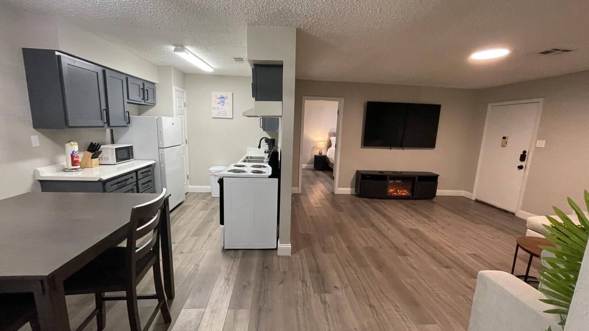 Oaks Historic District Apartment | King Bed 2BR Unit Free Parking