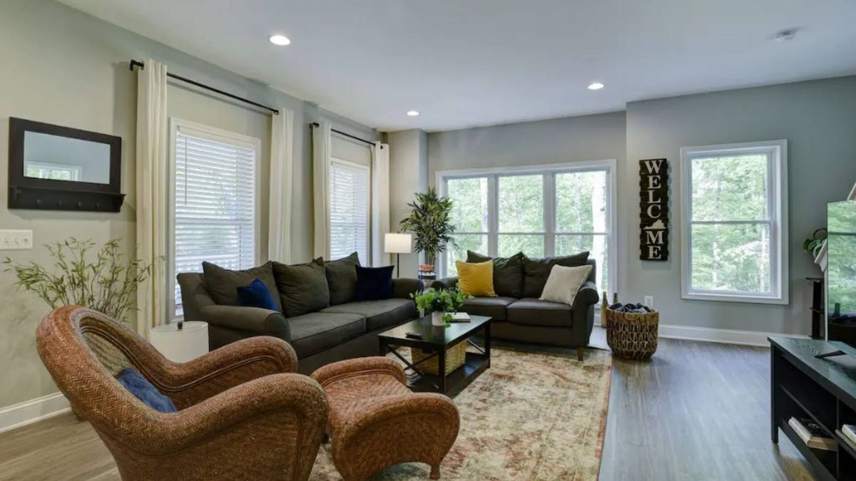 Leesburg House | King Bed 3 Bedroom New Farmhouse