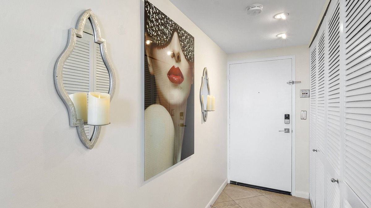 Downtown Hollywood Condo | KING BED, 30+ DAYS, WORKSTATION, FAST WI-FI, 1 MILE TO BCH, W/D, FULL KITCHEN