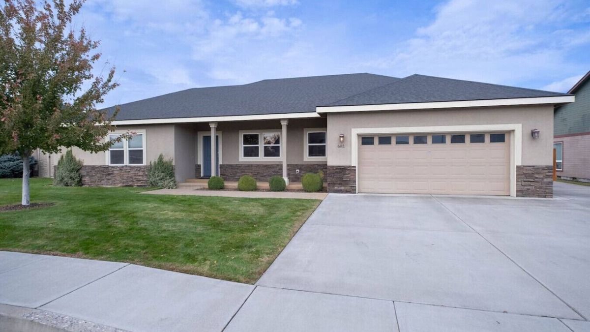 Richland House | King Bed, Amazing Views, Yard & Garage 3/2 #681