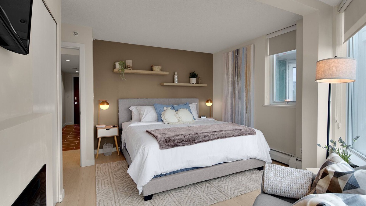 Crosstown Apartment | King Bed Apartment w/Pool, Sauna, Gym, & Free Parking ❤ The Urban Oasis