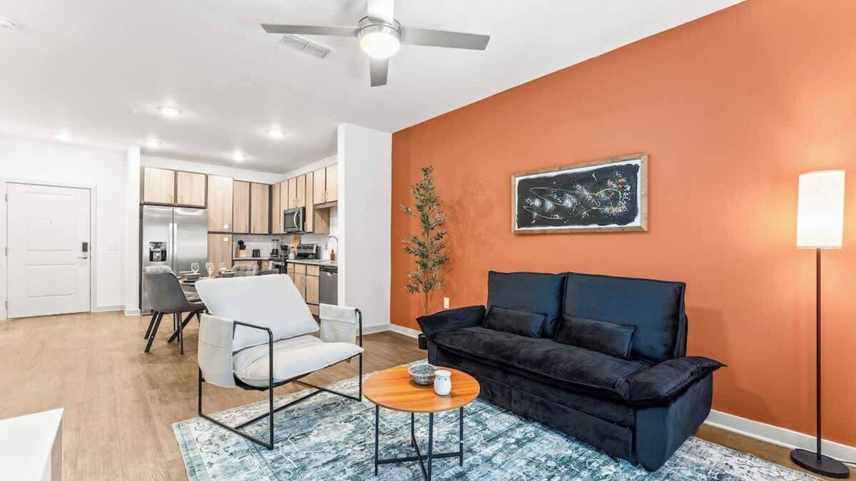 Bay Lake Apartment | King Bed Apt Close to Disney w Amenities Dog Park