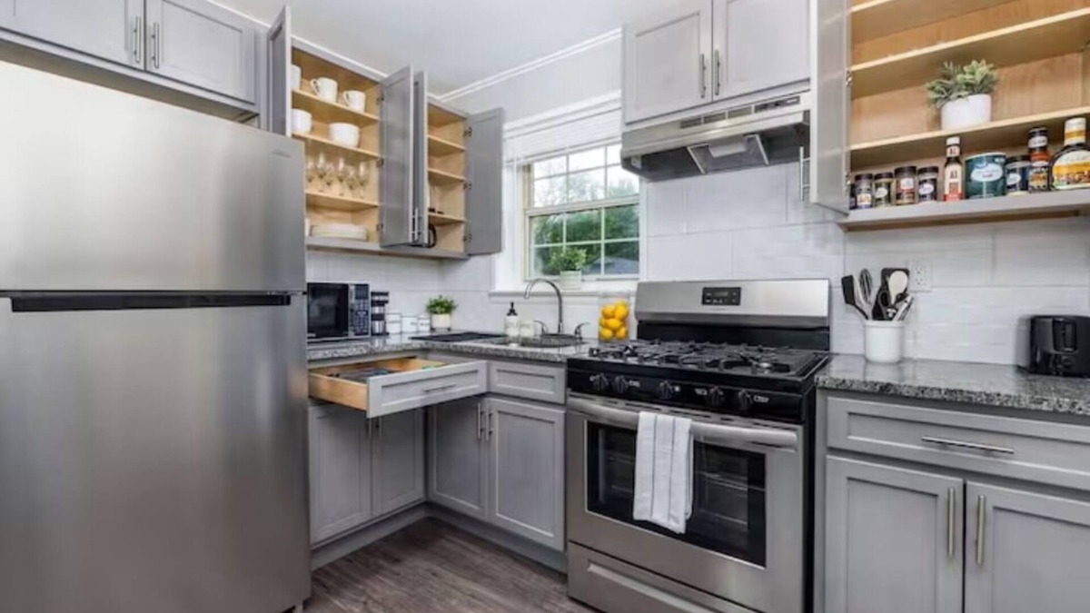 Newington Apartment | King Bed Apt - Fully Furnished w/Max Amenitiesn