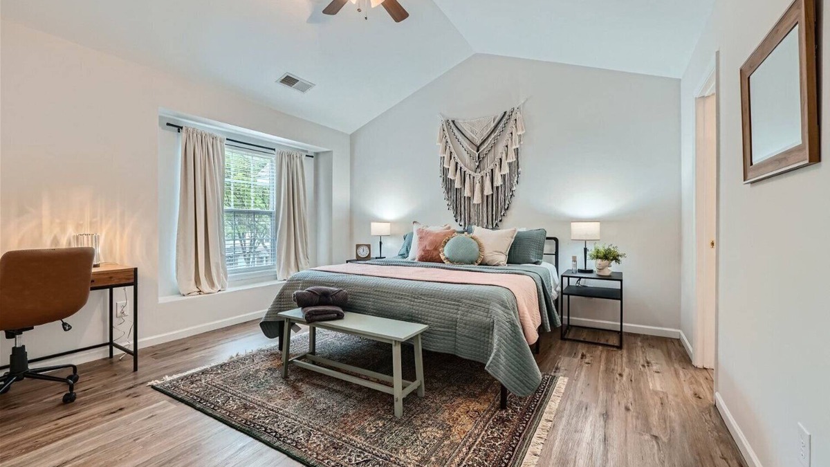 Charlotte House | King Bed-Clean & Cozy Townhome in University Area