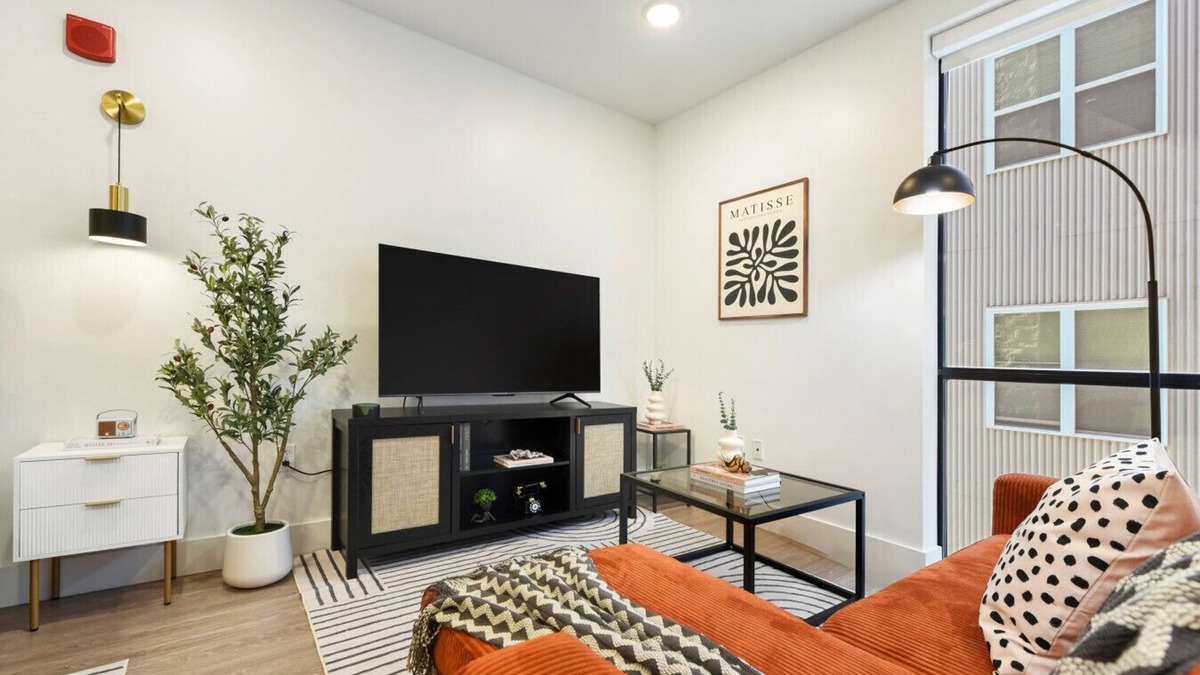 East Liberty Apartment | King Bed Comfort | Free Parking | UPMC, Pitt & CMU