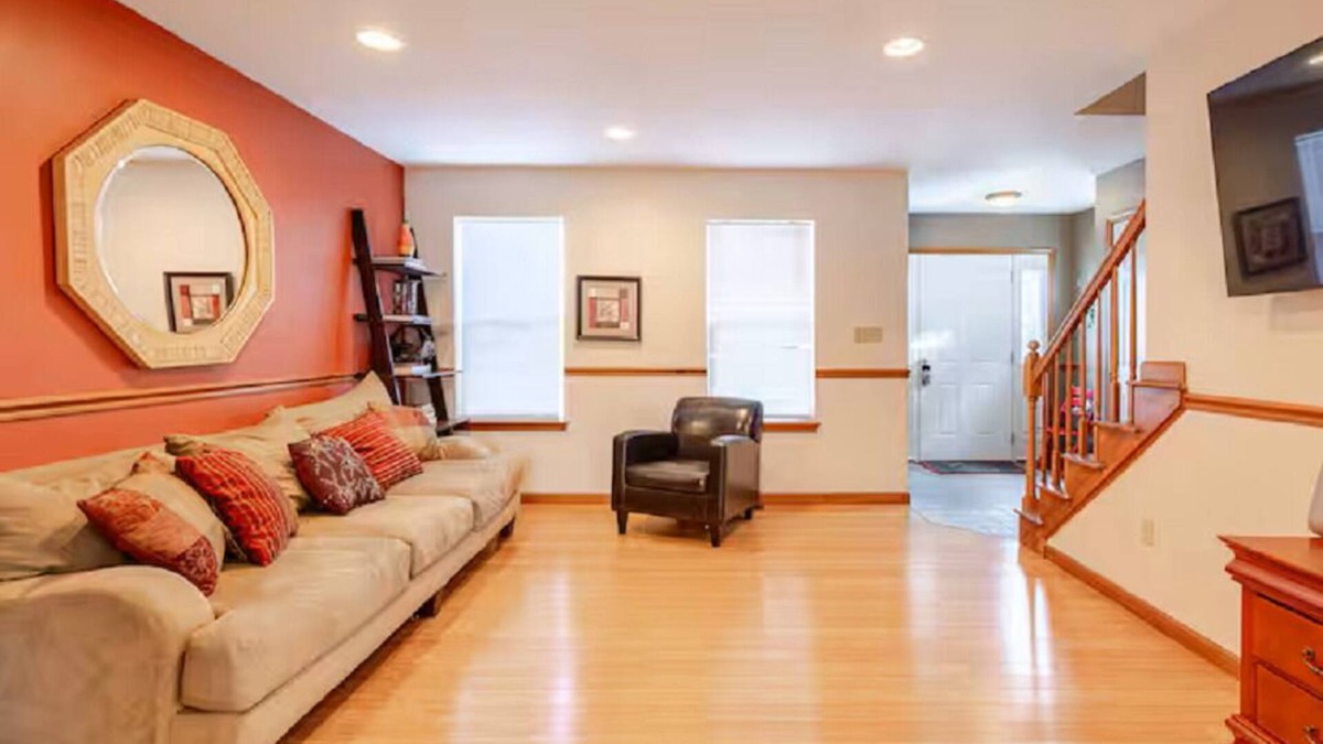 Cherryville House | King Bed- Dorney Park- Wineries-, Steam Shower-2 Tier Patio