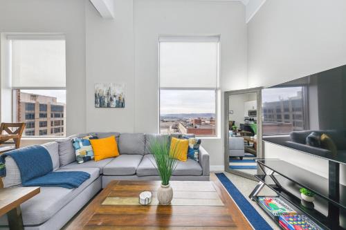 Downtown Cincinnati Apartment | King Bed, Downtown Steps from Bengals & Reds, Minutes to OTR, TQL, HardRock