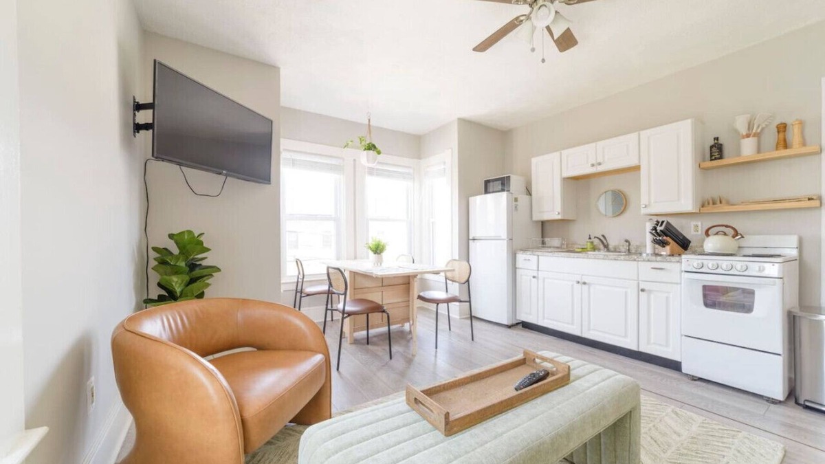 Portsmouth Apartment | King Bed | Downtown Suite | Port City Stays