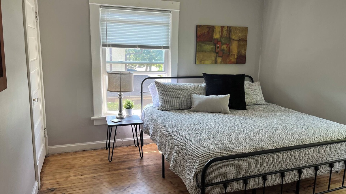 Des Moines Apartment | King bed Drake and central Des Moines