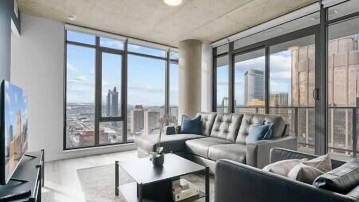Downtown Calgary Apartment | King Bed | DT Views | AC | UG Park | Pool | Gym