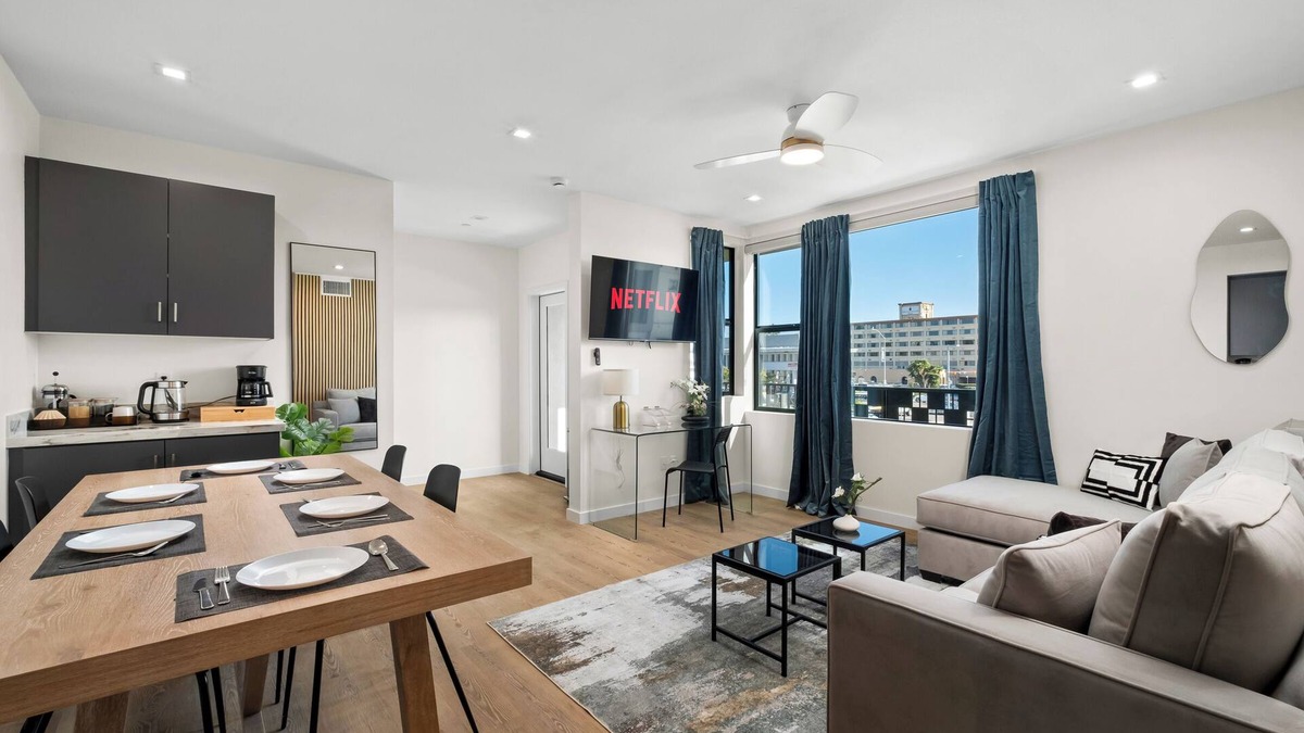 Roseville - Fleet Ridge Apartment | King Bed, EV Charger, Pet-Friendly, Balcony Near Airport & Beaches