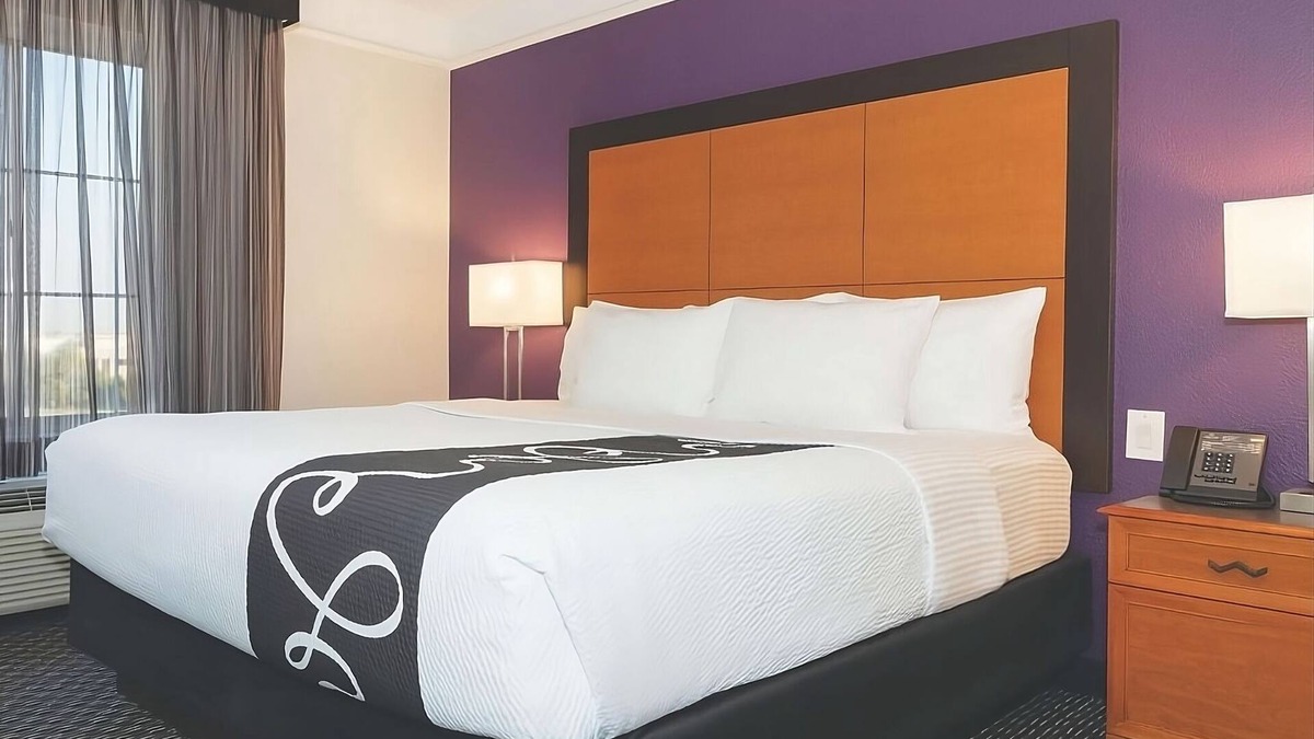 Guasti Hotel | King Bed Executive Room at La Quinta Inn & Suites by Wyndham Ontario Airport
