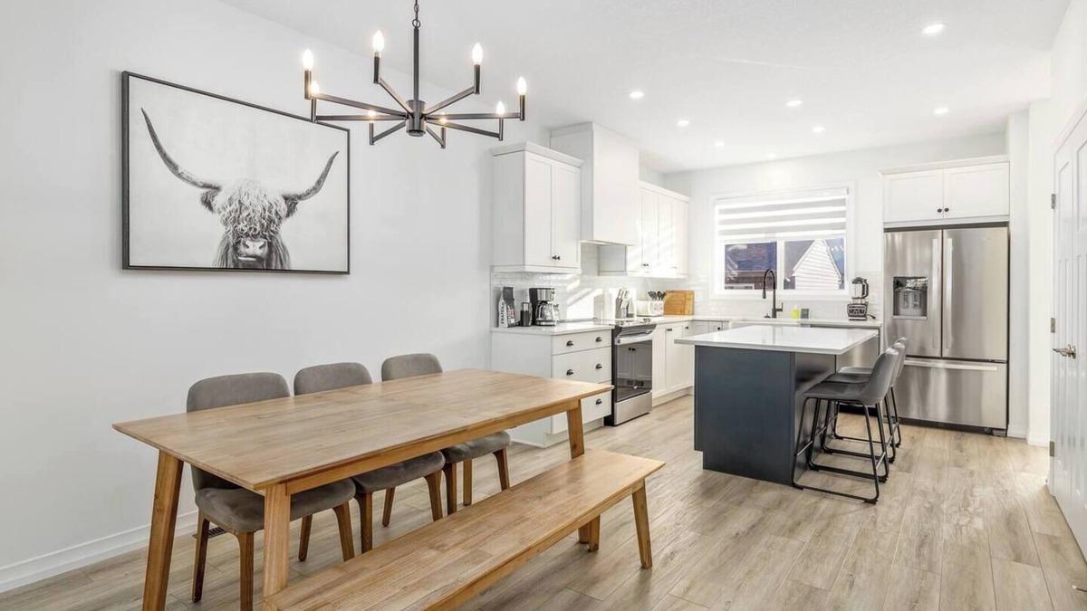 Southeast Calgary House | King Bed| Family/Pet Friendly| Fenced Yard| 5 min S. Health