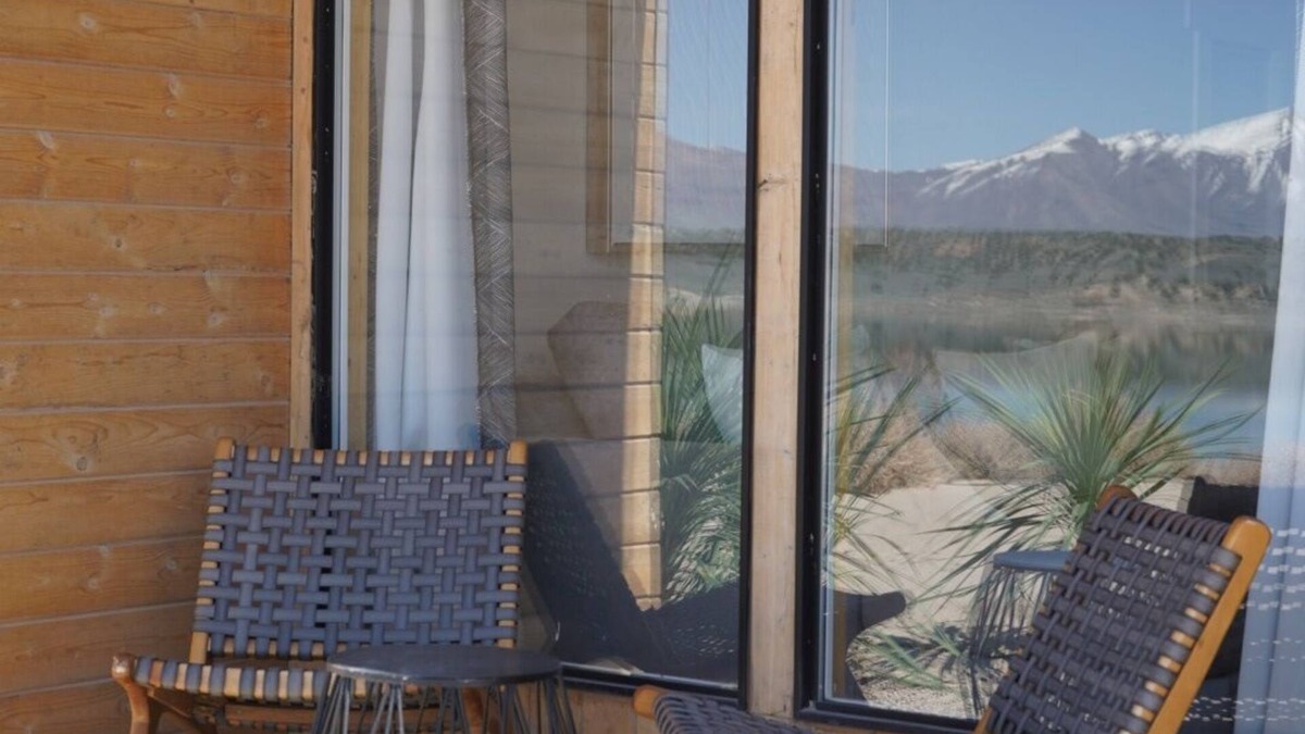 Levan Cabin | King Bed-Firepit-Shade-Chairs-Dark Skies