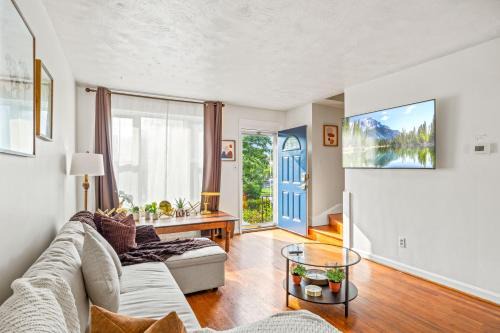 Southwest Quadrant House | - King Bed & Free Parking - Vintage Retreat -