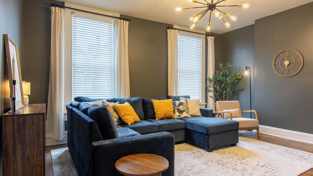 Merion Village House | King Bed Free Parking Walk to Schiller Park Private Backyard