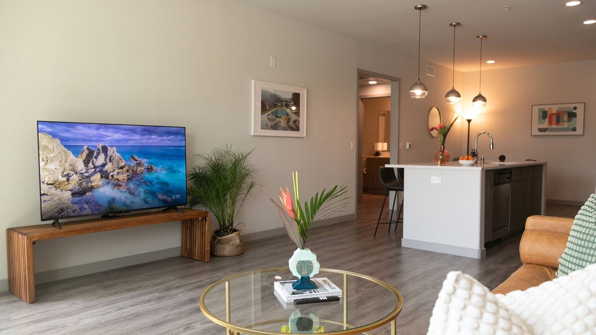 Camarillo Condo | King Bed/Gym/Hot Tub/850/Parking/Wifi