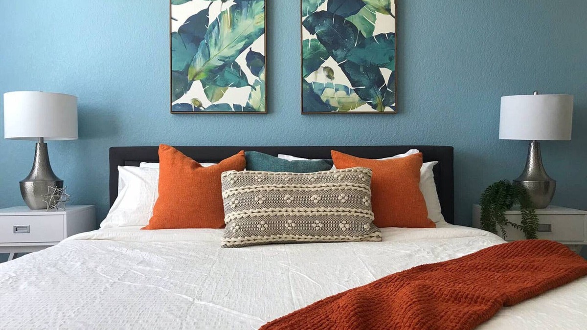 Carver City - Lincoln Gardens Apartment | KING Bed, Gym & Pool, Walk to Shopping/Food!